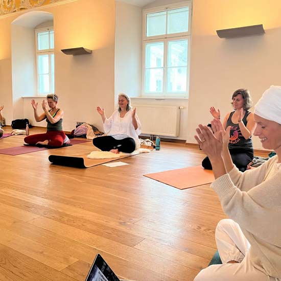 kundalini-yoga-mit-ajeet-christian kundalini yoga mit ajeet christian